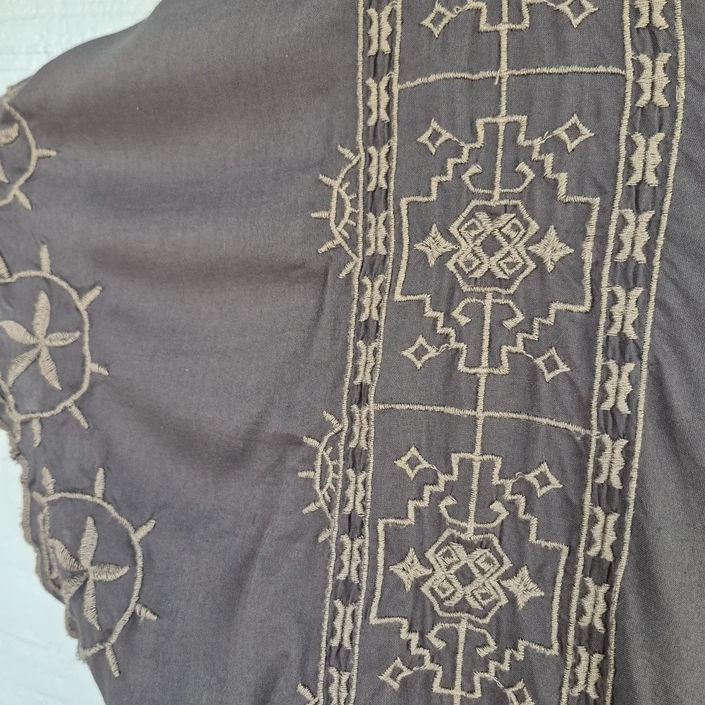 American Eagle Outfitters Gray Embroidered Blouse M Flutter Sleeves Boho Hippie - Picture 4 of 4